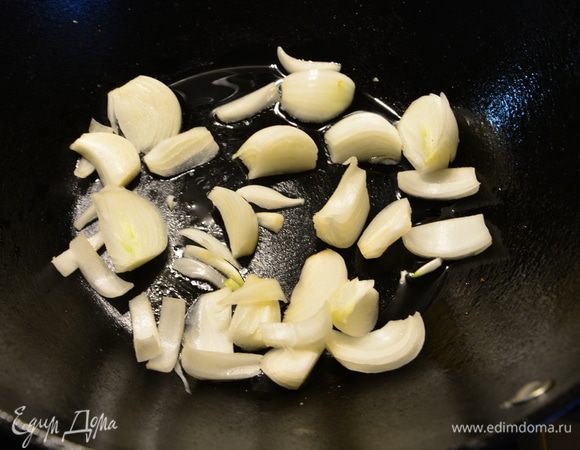 На раскаленной сковороде вок жарить лук на растительном масле (пол минуты). 