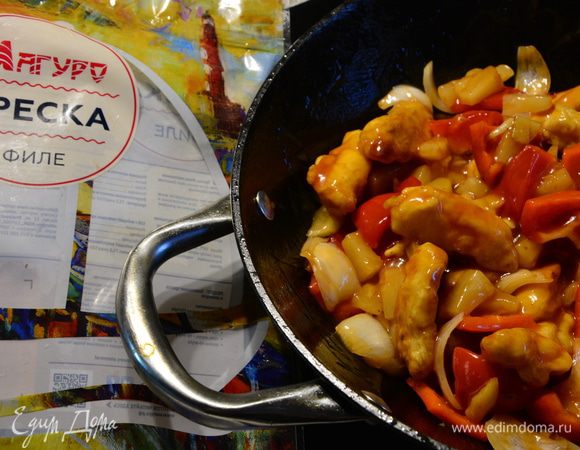 Полить соусом и перемешать. Готовить еще пол минуты.