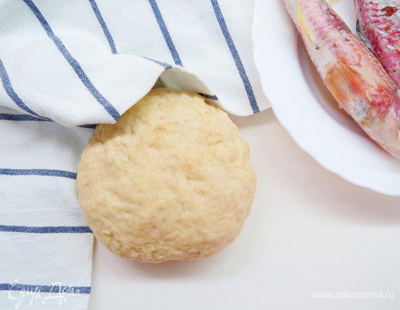 Вымешанное тесто кладем в миску, накрываем пленкой или салфеткой и отправляем в теплое место на 1-1,5 часа, пока тесто не увеличиться в 2 раза.