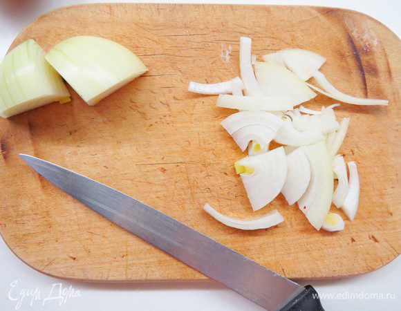 Нарезаем луковицу полукольцами.
