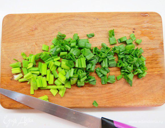 Режем мелко зеленый лук.