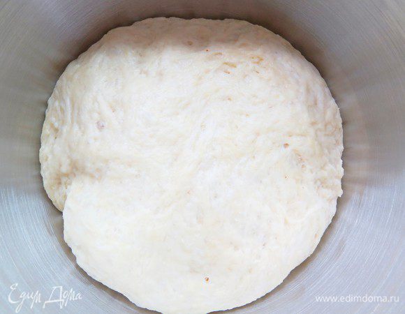 Через час наше тесто подошло в 2 раза.