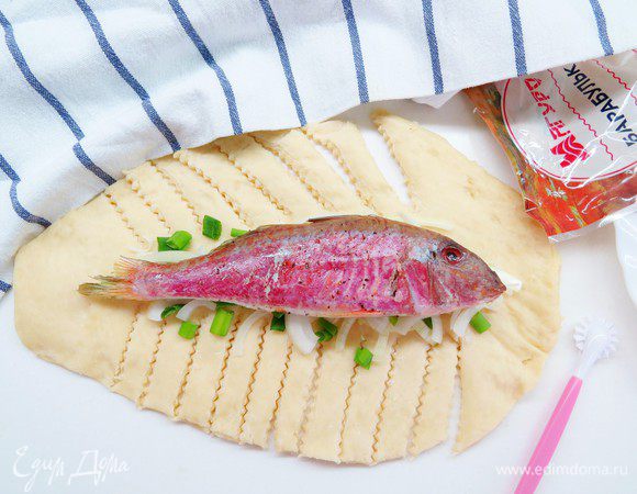 Я решила сделать 2 небольших рыбника с разными вариантами формовки. В первом варианте  по краям нарезаем тесто на полосы и укладываем их внахлест. 