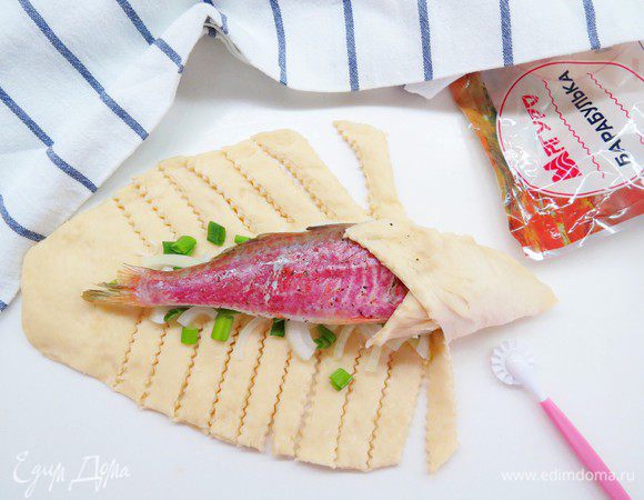 Начинаем с головы. Полосочки переплетаем в виде плетенки.