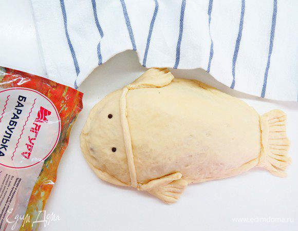 Получилась эдакая рыба-кит. Отправляем наши рыбники на расстойку на 20-25 минут.