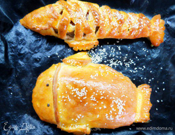 Затем ставим в разогретую до 200°С духовку на 25 минут. Спустя 25 минут достаем наши рыбники, смазываем желтком и посыпаем кунжутом. И еще раз в духовку на 5 минут до зарумянивания. 