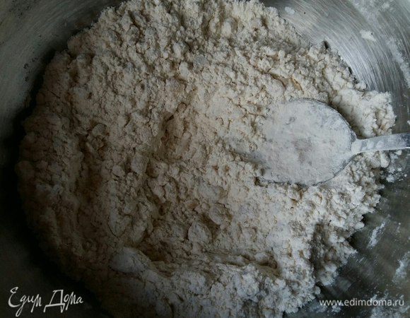 В миске смешать муку, дрожжи сухие быстродействующие, соль. 
