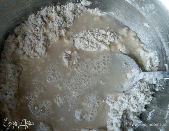 В сухую смесь добавить растительное масло и теплую воду. 
