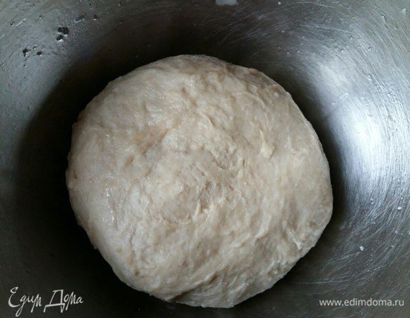 Перемешать до однородного комочка.
Накрыть пищевой пленкой и оставить часа на 1,5. Можно в холодильник, а можно оставить и при комнатной температуре. Пробовала и так и так, результат одинаковый. 