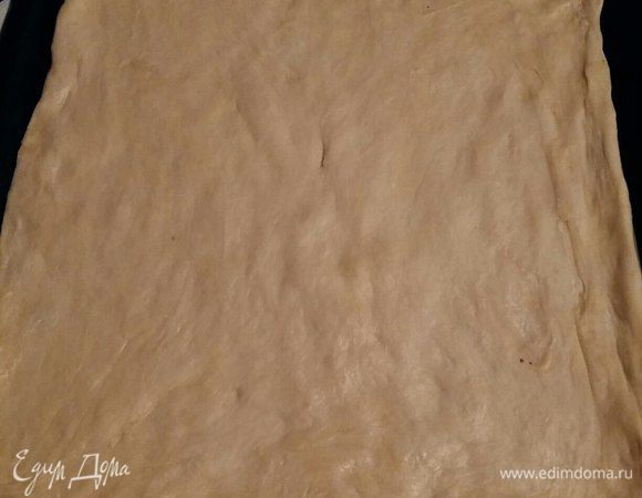 Этого количества теста хватает на 1 пиццу (размером с большой противень).
Я использую силиконовый коврик, очень удобно, коврик положить на противень, руками тесто растянуть по его размерам.