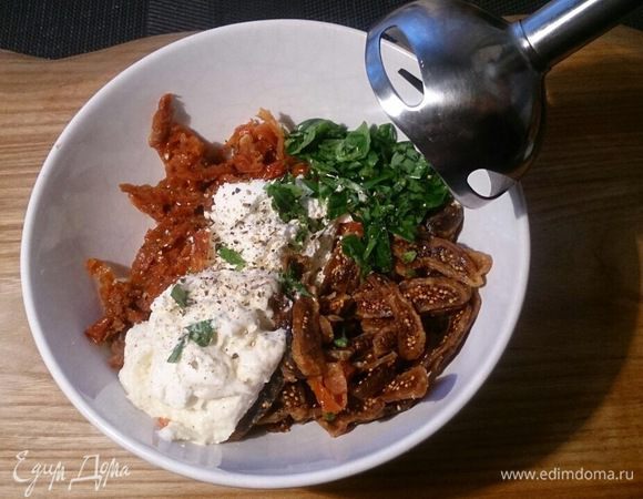 Соединяем творожный сыр с томатами, инжиром и базиликом, добавляем сливочный хрен, молотый перец и пробиваем все блендером.