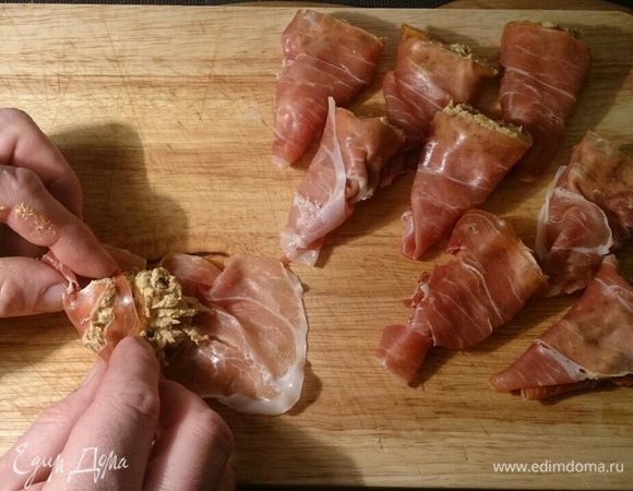 Фаршируем прошутто получившейся начинкой.