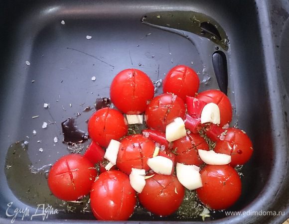 Тем временем подготавливаем черри помидоры, надрезаем крест на крест (сок лучше отдадут) посыпаем прованскими травами, рубим чеснок, чили, сбрызгиваем оливковым маслом и добавляем каплю бальзамического уксуса. 