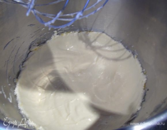 По одному добавляйте яйца, продолжая взбивать.