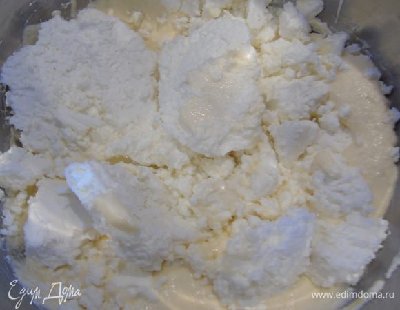 Добавляем рис, перетертый через сито творог, цедру и сок 1/2 лимона и молоко. Хорошенько перемешиваем.