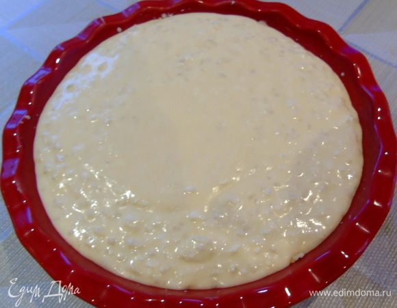 Форму смазываем сливочным маслом и выливаем смесь в форму.