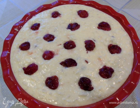 Утапливаем произвольно вишню и отправляем в разогретую до 180°С примерно на 50 минут.