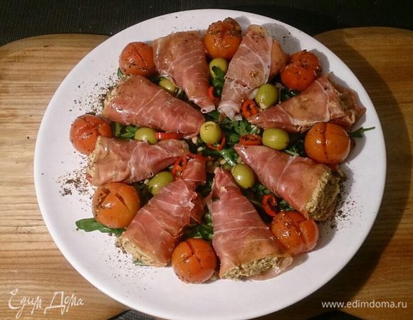 Выкладываем прошутто на рукколу вместе с печеными томатами, оливками и печеным чили, сбрызгиваем оливковым маслом и обязательно молотый перец. Можно наливать бокал красного вина и наслаждаться приготовленным блюдом!