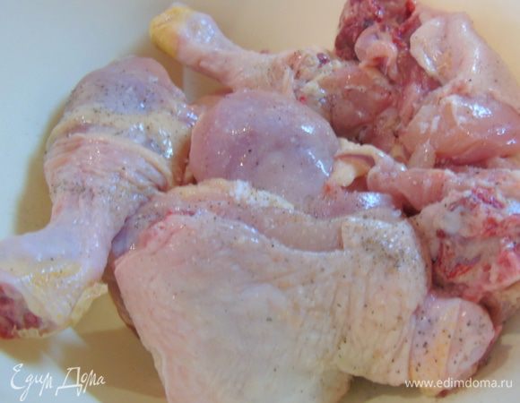 Мясо разделайте на порционные куски, посолите и поперчите.
