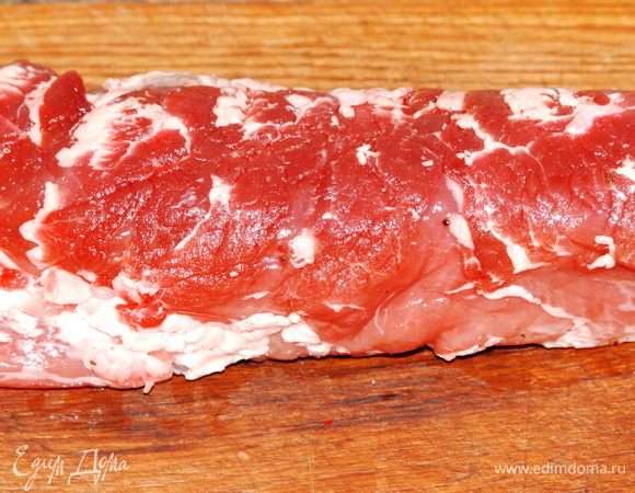 Свиное филе очищаем от ненужного жира и пленок.