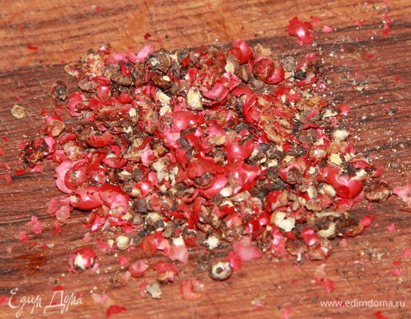 Берем все сухие ингредиенты для маринада и измельчаем их. Я просто прошлась по ним металлическим пестиком.