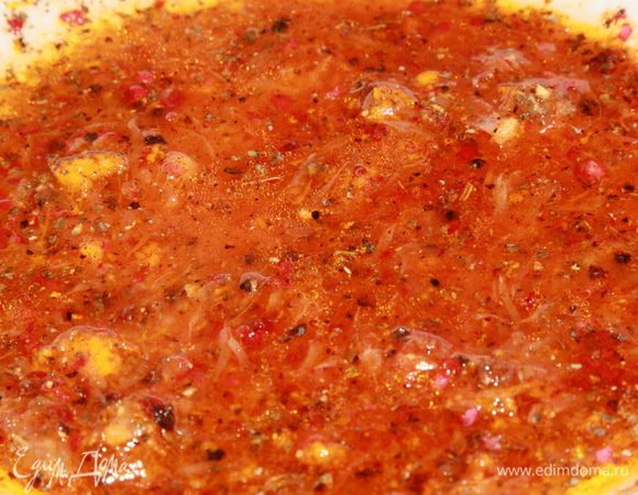 Снимаем с апельсина цедру, выдавливаем сок половины апельсина, добавляем масло. Лук-шалот нарезаем мелким кубиком, добавляем в маринад и туда же отправляем все измельченные сухие ингредиенты. Все смешиваем.