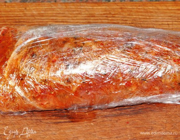 Заворачиваем все в несколько слоев пленки, довольно туго.