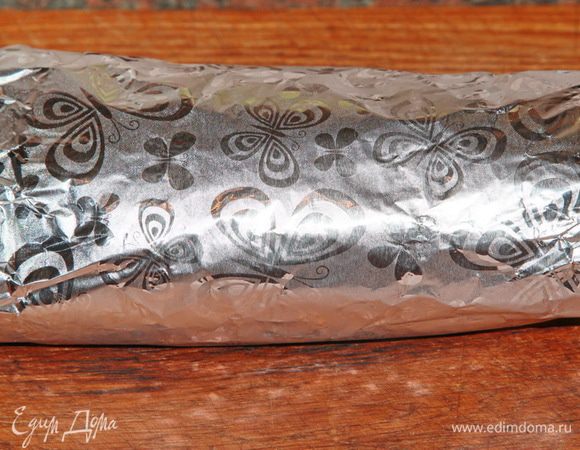 Затем все заворачиваем хорошо в фольгу и в таком виде отправляем в холодильник на 12 часов.