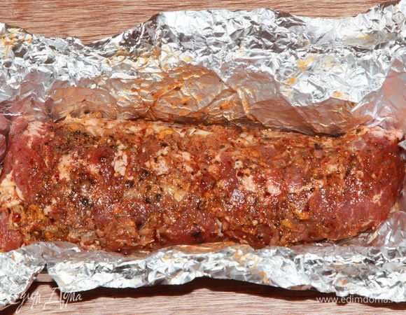 Снимаем пленку. Вы увидите, что маринада стало намного меньше, он впитался в мясо. Духовку разогреваем до 180-200°С (э/г). Мясо в этой фольге, закрыв, отправляем в разогретую духовку на 15 минут. Затем, вынимаем, раскрываем фольгу, поливаем выделившимся соком и отправляем в духовку еще на 30 минут максимум. Хотя, ориентируйтесь по своей духовке. Но не пересушите мясо. Через указанное время, мясо готово.