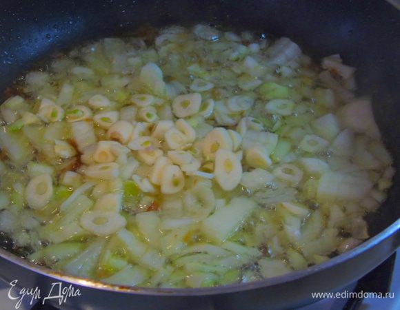 Лук нарежьте и обжарьте на той сковороде, где обжаривалось мясо. Туда же добавьте нарезанный крупно чеснок.