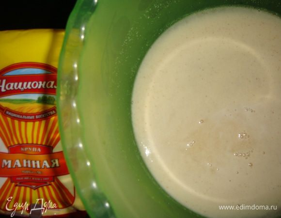 В миску влить теплую воду. Добавить соль, сахар, дрожжи и 2 ст. л. манки ТМ «Националь». Дать постоять 10 минут.