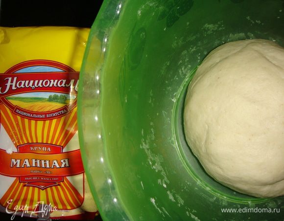 Просеять муку и замесить тесто. Энергично вымесить тесто в течении пяти минут. Скатать шар.