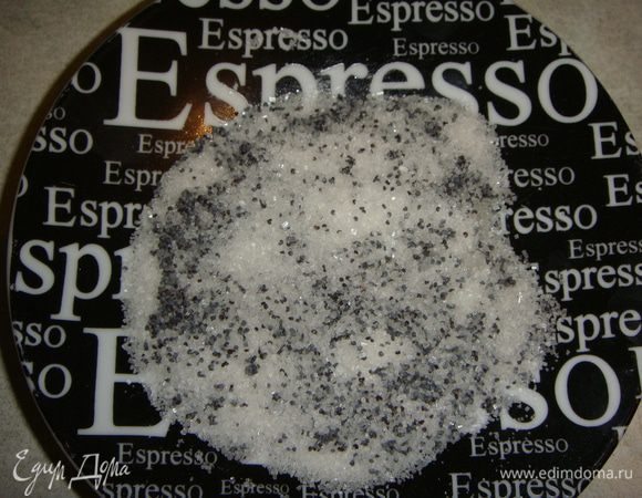 В блюдце смешать сахар и мак.