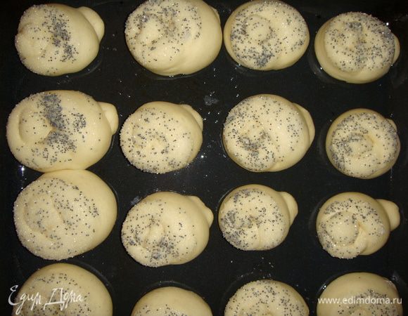 Дать булочкам подойти в тепле, в течении 10 минут. Поставить противень в разогретую до 180°С духовку на 20-25 минут. В низ духовки поставить железную чашку с водой, чтобы булочки были мягкими.