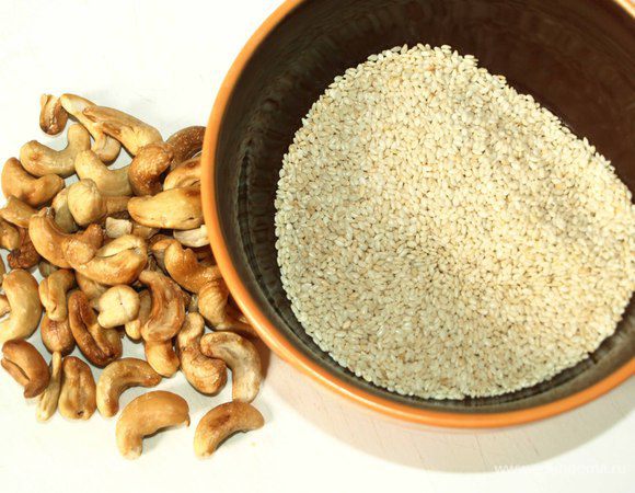 Орехи кешью и кунжут обжарить.