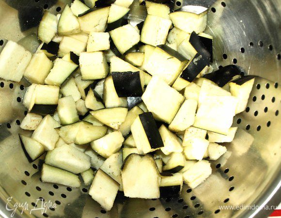 Баклажаны нарезать произвольно, перемешать с солью, оставить на 30 минут, чтобы дать стечь горечи.