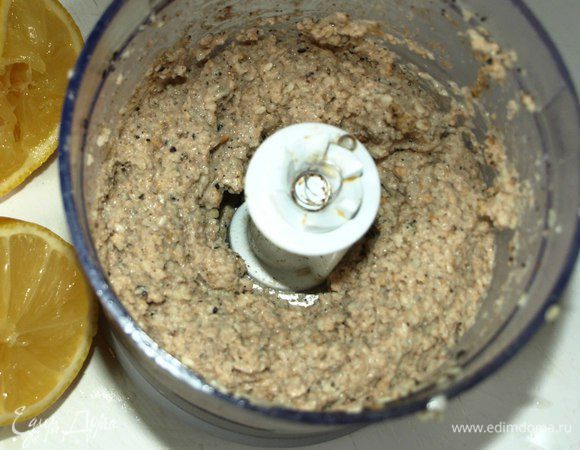 Измельчить кешью и кунжут в блендере с добавлением лимонного сока, холодной воды, соли и перца, уцхо-сунели, растительного масла, чтобы получилась паста. Если необходимо, то можно добавить больше воды.