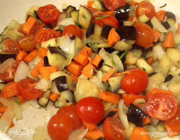 Баклажаны промыть от соли, отжать. Лук, морковь нарезаем произвольно, стебли петрушки порубить. Обжариваем в растительном масле 2-3 минуты. Добавляем баклажаны. Жарим до 3 минуты. Помидоры черри разрезаем пополам и добавляем к остальным овощам. Обжариваем все вместе минуты 2-3. Добавляем соль, перец по вкусу, винный уксус. 