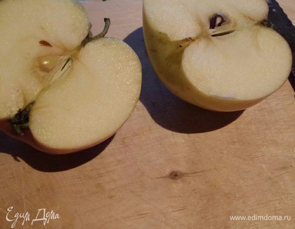 Взять яблоко, желательно, красное, тогда и лебедь будет ярче смотреться. Разрезать на две части, одна чуть больше. Нож должен быть тонкий и острый.