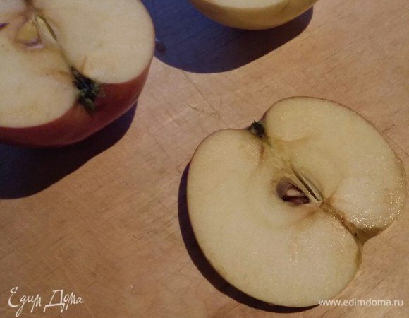 С большей части срезать тонкий слой, примерно 0,5 см. Из него потом мы сделаем голову нашим лебедям.