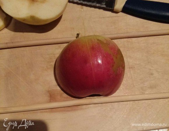 Берем одну половинку, переворачиваем, с двух сторон кладем 2 ножа, у меня китайские палочки. Это делаем для того, чтобы не срезать лишнее.