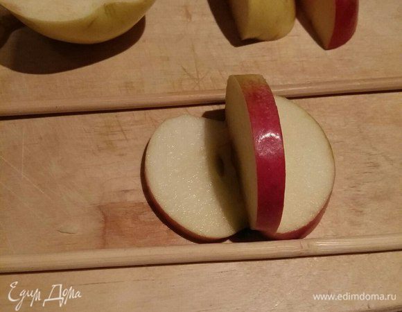 И начинаем делать тело лебедя. Мысленно делим яблоко на 2 половинки и режем так, чтобы осталась серединка толщиной примерно 1 см. Сверху вниз и сбоку к центру. Готово.