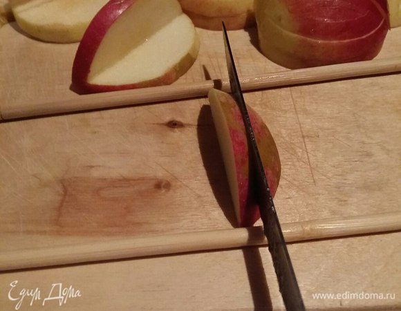 Теперь делаем из получившихся четвертинок крылья лебедя. Срезали большую часть, остальное убрали в сторону, и продолжаем как в первый раз. 