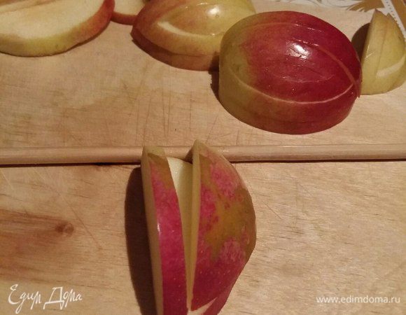 Так получается 3-4 фигурки разных размеров в каждой четвертинке. Конечно, чем тоньше вы сделаете крылышки, тем красивее будет выглядеть лебедь.