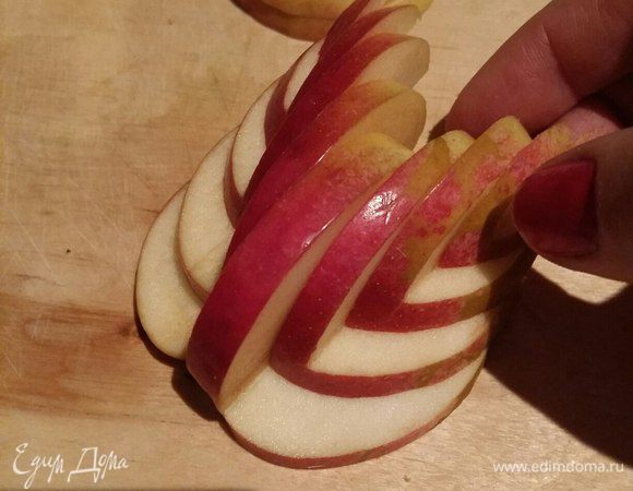 Аккуратно раздвигаем фигурки, формируя крылья лебедя.