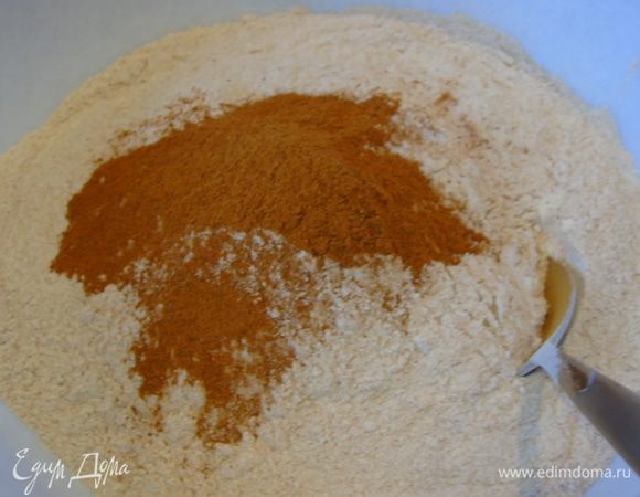 Смешиваем два вида муки, корицу,  разрыхлитель и перемешиваем.