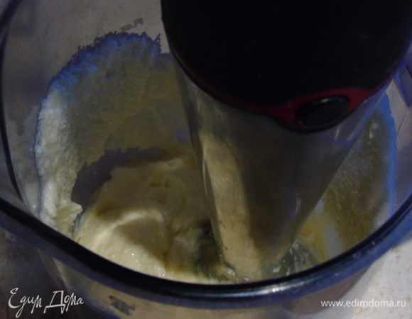 Масло взбить с сахаром.