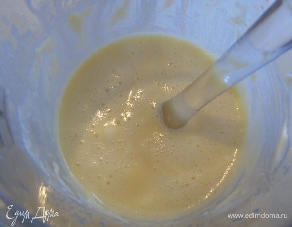 Добавить яйца и мед, все хорошенько взбить.