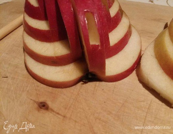 Затем делаем углубление  в середине тельца для того, чтобы поместить в него голову лебедя, которую мы вырезаем из того кружочка яблока, что срезали в самом начале. 