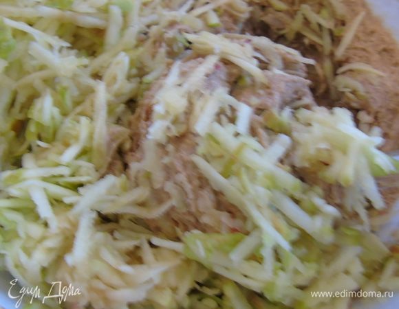 Яблоки натереть вместе с кожурой и добавить в тесто.